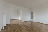 *3 Zimmer Wohnung* Moderner Erstbezug nach Sanierung - Wohnzimmer mit Esszimmerbereich