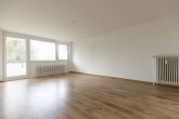 *3 Zimmer Wohnung* Moderner Erstbezug nach Sanierung - Wohnzimmer mit Balkonzugang