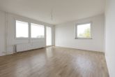 *2 Zimmer Wohnung* Saniert und modern sofort Einzugsfertig - Wohnzimmer mit Balkonzugang